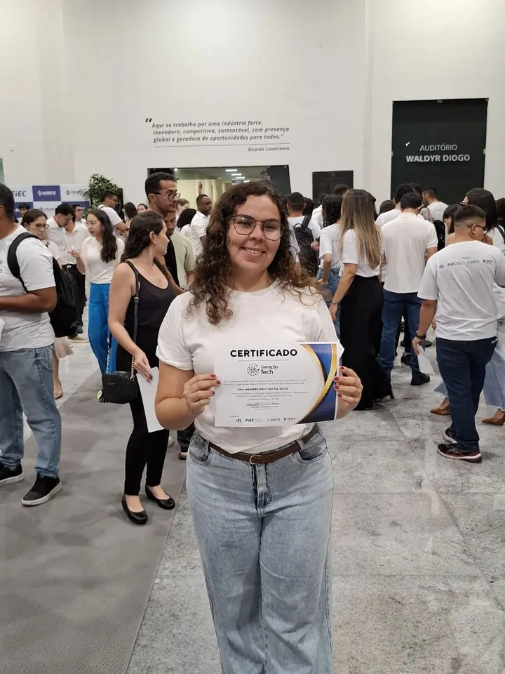 Ana Menires sorrindo e segurando o certificado do Geração Tech